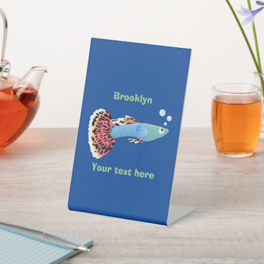 かわいいファンシーグッピーの熱帯魚の漫画 台座サイン (インサイチュ)