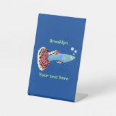 かわいいファンシーグッピーの熱帯魚の漫画 台座サイン (正面)