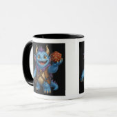 かわいいファンタジーモンスターがD20ダイスを持っているTシャツ マグカップ (正面左)