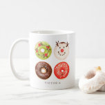 かわいいフェスティバルクリスマスドーナツパーソナライズされた コーヒーマグカップ<br><div class="desc">おもしろいとフェスティバルのマグカップは、フェスティバルのドーナツを4つ取り入れた抹茶の風味のドーナツ、雪片が付いたチョコレートの釉薬のドーナツ、赤いホワイトチョコレートの釉薬のドーナツ、雪だるまのドーナツ。名前、日付、またはメッセージを追加してパーソナライズする。このドーナツのマグは贈り物として完パーソナライズされた全だ。</div>