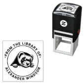 かわいいフェレットの顔が本の名前を覗く セルフインキングスタンプ (インサイチュ)
