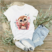 かわいいフクロウがハートを抱えカラフルるフローラ Tシャツ