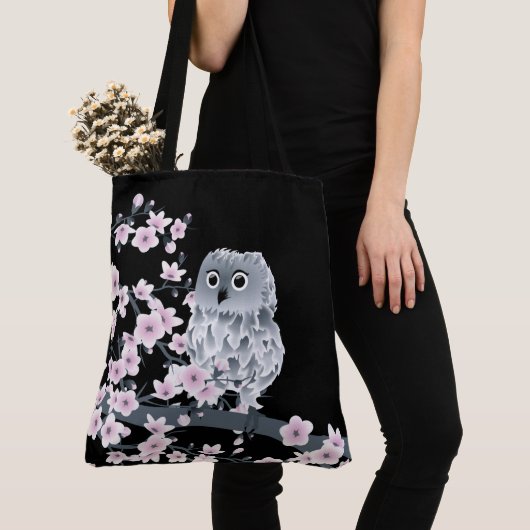 かわいいフクロウとさくらんぼがピンクの黒を咲かせる トートバッグ (クローズアップ)