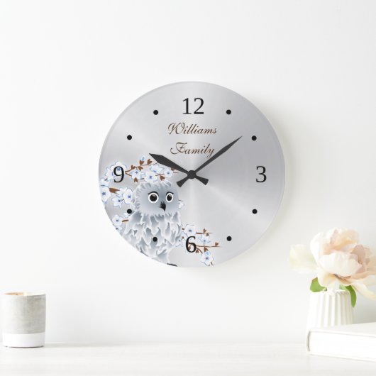 かわいいフクロウとさくらんぼ咲くシルバーモノグラム ラージ壁時計 (ホーム)