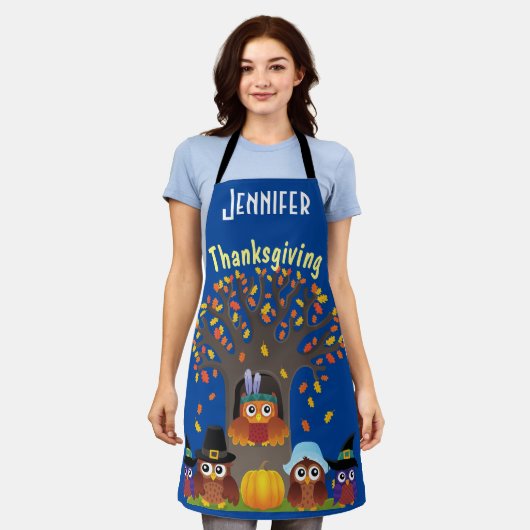 かわいいフクロウの感謝樹 エプロン (着用した状態)