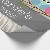 かわいいフクロウの枝に赤ちゃん女の子または男の子シャワー ラッピングペーパー (角)