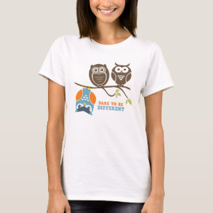 かわいいフクロウの漫画のTシャツが違う～ Tシャツ
