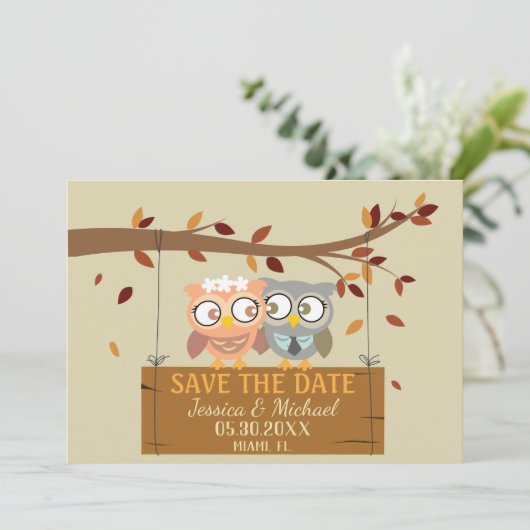 かわいいフクロウの表と裏の結婚式の「save the date」カード 招待状 (スタンド正面)