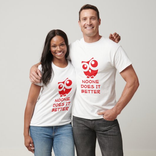 かわいいフクロウの"No One Does It Better"デザイン Tシャツ (ユニセックス)