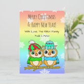 かわいいフクロウのLGBTカップルがクリスマスツリーの枝に シーズンカード (スタンド正面)