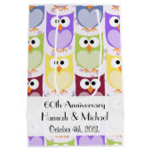 かわいいフクロウ柄フクロウカラフルズ記念日 ミディアムペーパーバッグ (裏面)