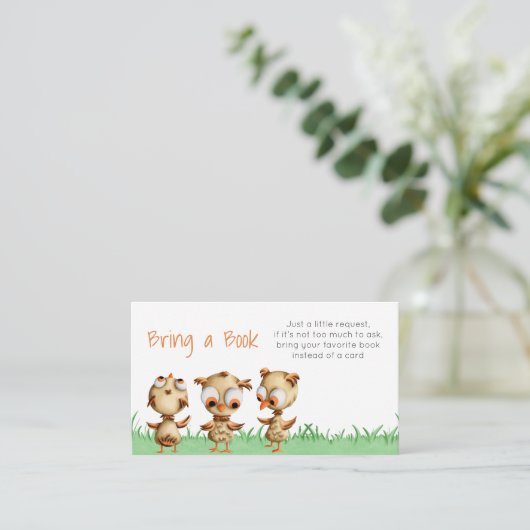 かわいいフクロウ赤ちゃんシャワーで本を持ってくる エンクロージャーカード (スタンド正面)