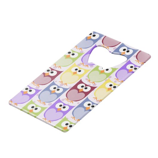 かわいいフクロウ、フクロウ柄、ベビーフクロウカラフル、フクロウ クレジットカード栓抜き (裏面アングル)