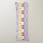 かわいいフクロウ、フクロウ柄、ベビーフクロウカラフル、フクロウ ボディピロー (正面縦)