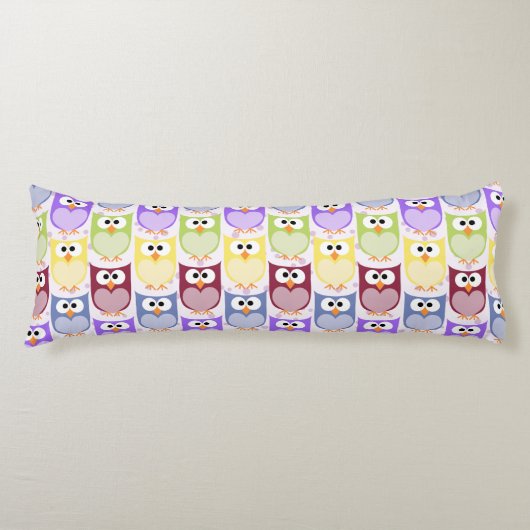 かわいいフクロウ、フクロウ柄、ベビーフクロウカラフル、フクロウ ボディピロー (正面)