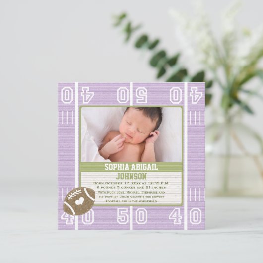 かわいいフットボールのベビーの発表の紫色の女の子 案内状 (スタンド正面)