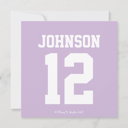 かわいいフットボールのベビーの発表の紫色の女の子 案内状 (裏面)