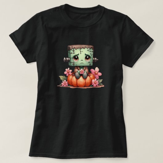 かわいいフランケンシュタインがカボチャと花の上に座っている Tシャツ (デザイン正面)