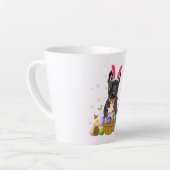 かわいいフランスのバニーブルドッグ復活祭エッグバスケット カフェラテマグ (左アングル)