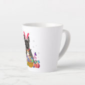 かわいいフランスのバニーブルドッグ復活祭エッグバスケット カフェラテマグ (右アングル)