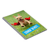 かわいいフレンチ・ブルドッグのスーパーヒーローは草で走ります ノートブック (右側)