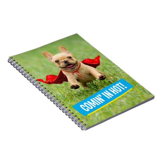 かわいいフレンチ・ブルドッグのスーパーヒーローは草で走ります ノートブック (右側)