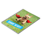 かわいいフレンチ・ブルドッグのスーパーヒーローは草で走ります ノートブック (左側)