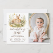 かわいいフローラバニーガール最初の誕生日パーティーの写真 招待状 (正面)