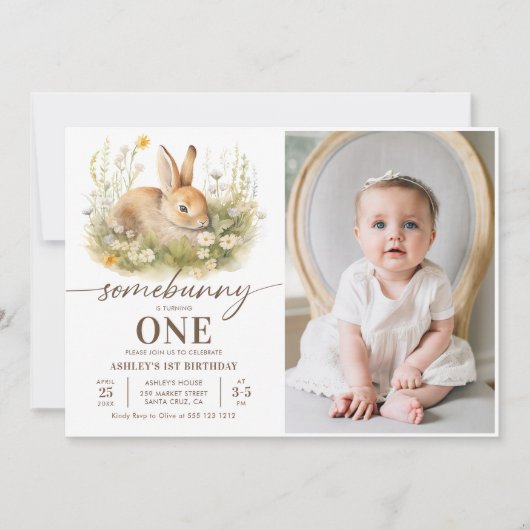 かわいいフローラバニーガール最初の誕生日パーティーの写真 招待状 (正面)