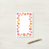 かわいいフローラ春デザイン明るい赤紫色ピンクと黄色 ポストイット (デスク上)