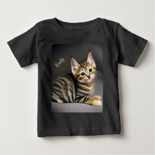 かわいいフワフワの猫ベビー ベビーTシャツ