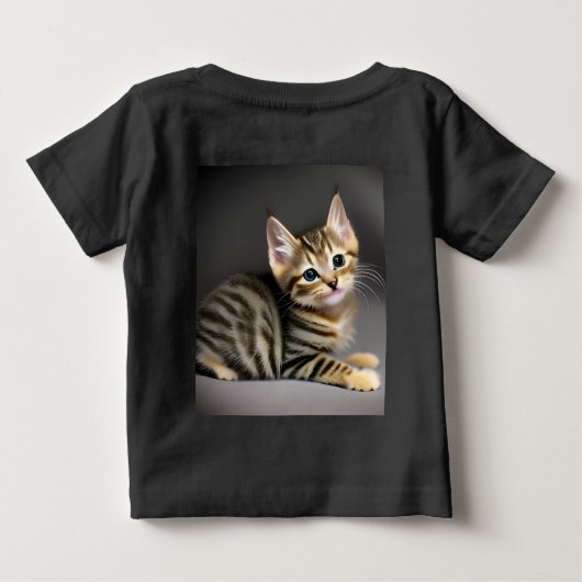 かわいいフワフワの猫ベビー ベビーTシャツ (裏面)
