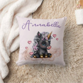 かわいいブラックベビーユニコーンとハート クッション (ブランケット)