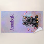 かわいいブラックベビーユニコーンとハート ビーチタオル (正面)