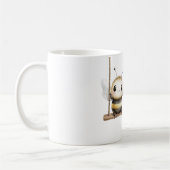 かわいいブランコに乗ったハチ コーヒーマグカップ (左)