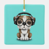 かわいいブルドッグの子犬Djの身に着けているヘッドホーン セラミックオーナメント (裏面)