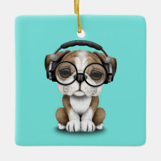 かわいいブルドッグの子犬Djの身に着けているヘッドホーン セラミックオーナメント