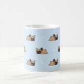 かわいいブルドフランスのッグの子犬、縫い目のない眠り方 コーヒーマグカップ (中央)