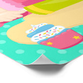 かわいいブルネットの髪の女の子が誕生日のケーキを焼く ポスター (角)