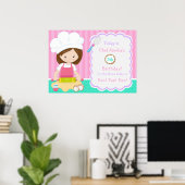 かわいいブルネットの髪の女の子が誕生日のケーキを焼く ポスター (ホームオフィス)