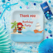 かわいいブルネット海賊ガールインレッド誕生日 ペーパープレート (パーティー)