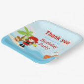 かわいいブルネット海賊ガールインレッド誕生日 ペーパープレート (傾斜あり)