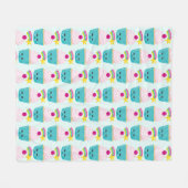 かわいいブルーカップケーキかわいい顔柄 フリースブランケット (正面(横))