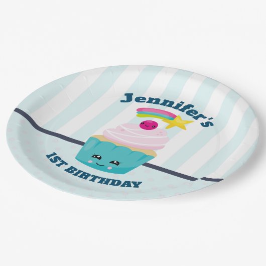 かわいいブルーカップケーキとかわいい顔誕生日 ペーパープレート (アングル)