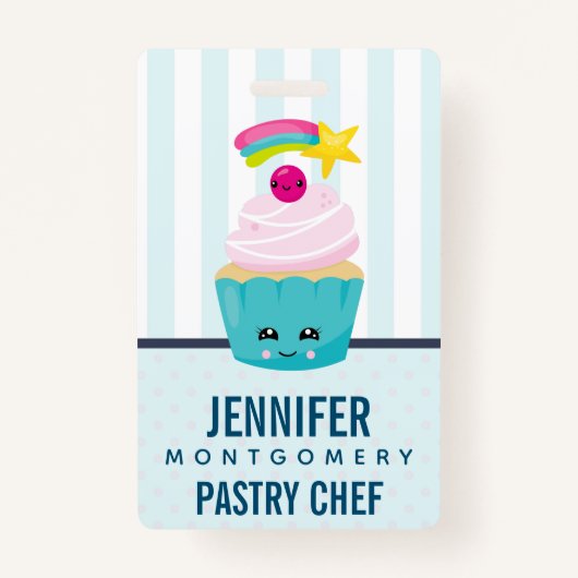 かわいいブルーカップケーキとかわいい顔 バッジ (正面)