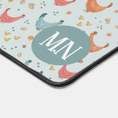 かわいいブルーファームチキンモノグラム デスクマット (コーナー)