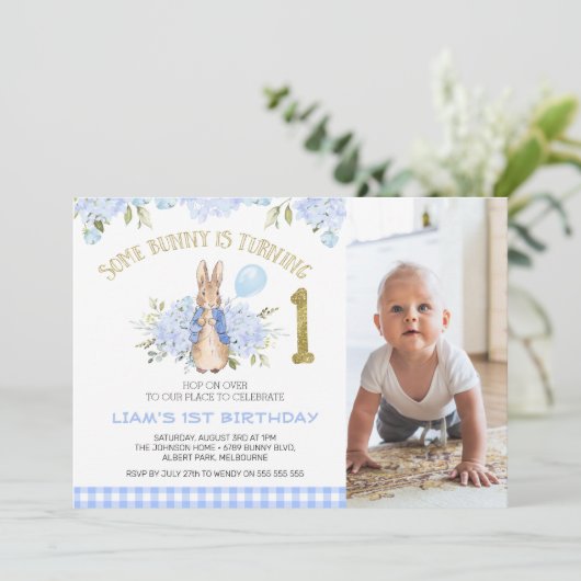 かわいいブループレイドのウサギの男の子 1歳の誕生日 招待状 (スタンド正面)