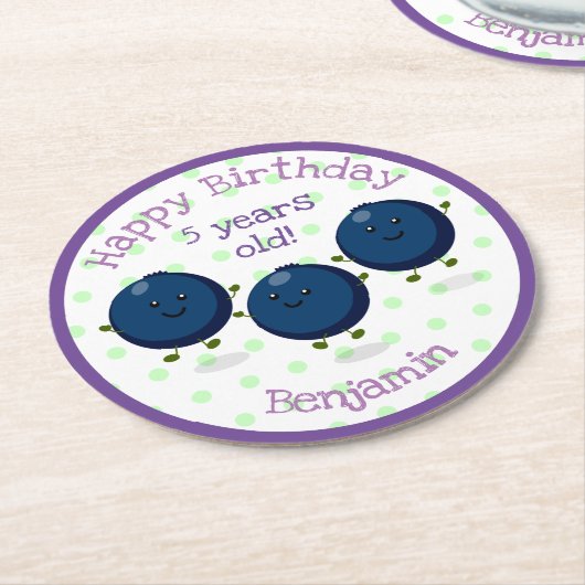 かわいいブルーベリーの友人の漫画のイラストレーション ラウンドペーパーコースター (アングル)