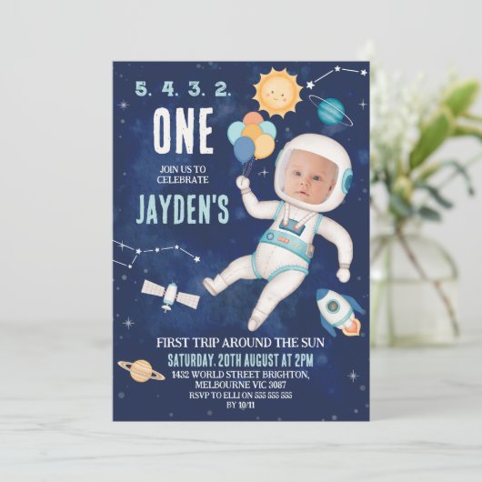 かわいいブルー宇宙ファーストトリッのまわりにプサン1歳の誕生日 招待状 (スタンド正面)