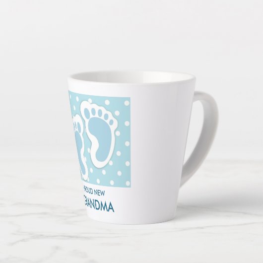 かわいいブルー男の赤ちゃんの足- 誇りを持ったおばあちゃん カフェラテマグ (右アングル)